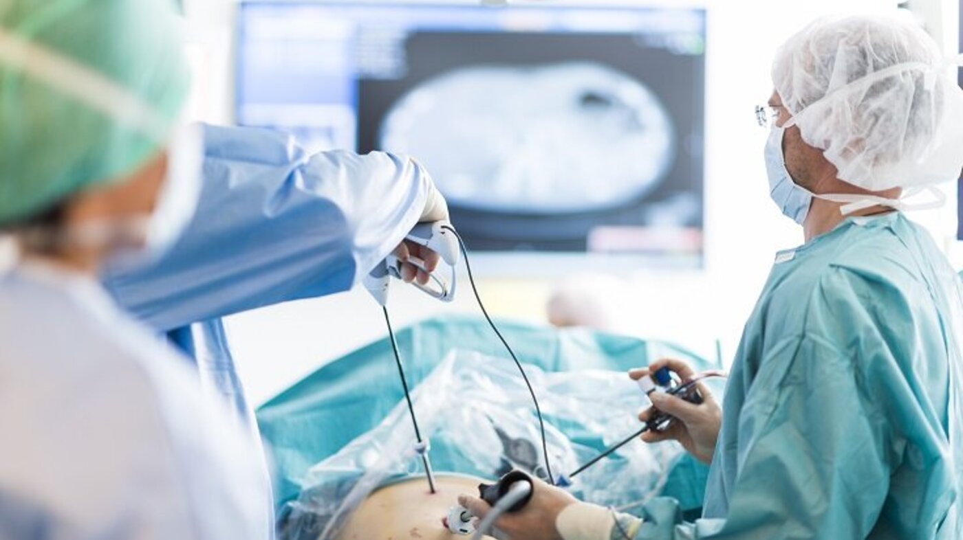Bildet viser en laparoskopisk leverreseksjon ved Intervensjonssenteret på Rikshospitalet.