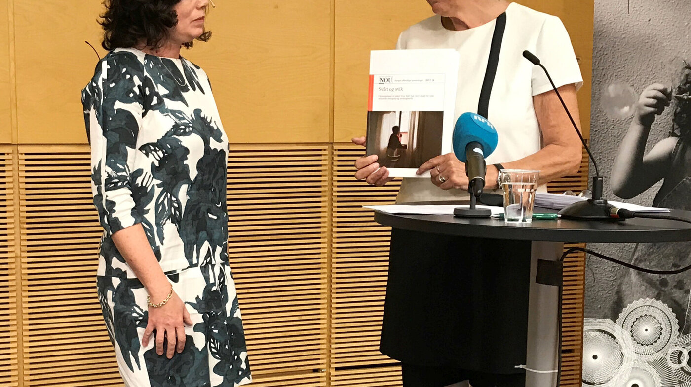 Solveig Horne, barne og likestillingsminister og Ann-Kristin Olsen, leder av Barnevoldsutvalget.