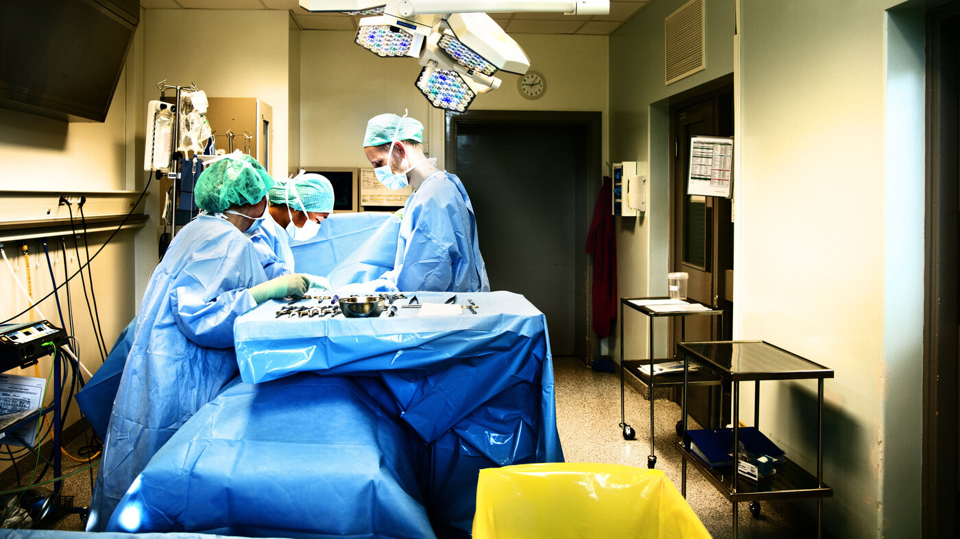 Bildet viser et operasjonsteam som holder på med en operasjon
