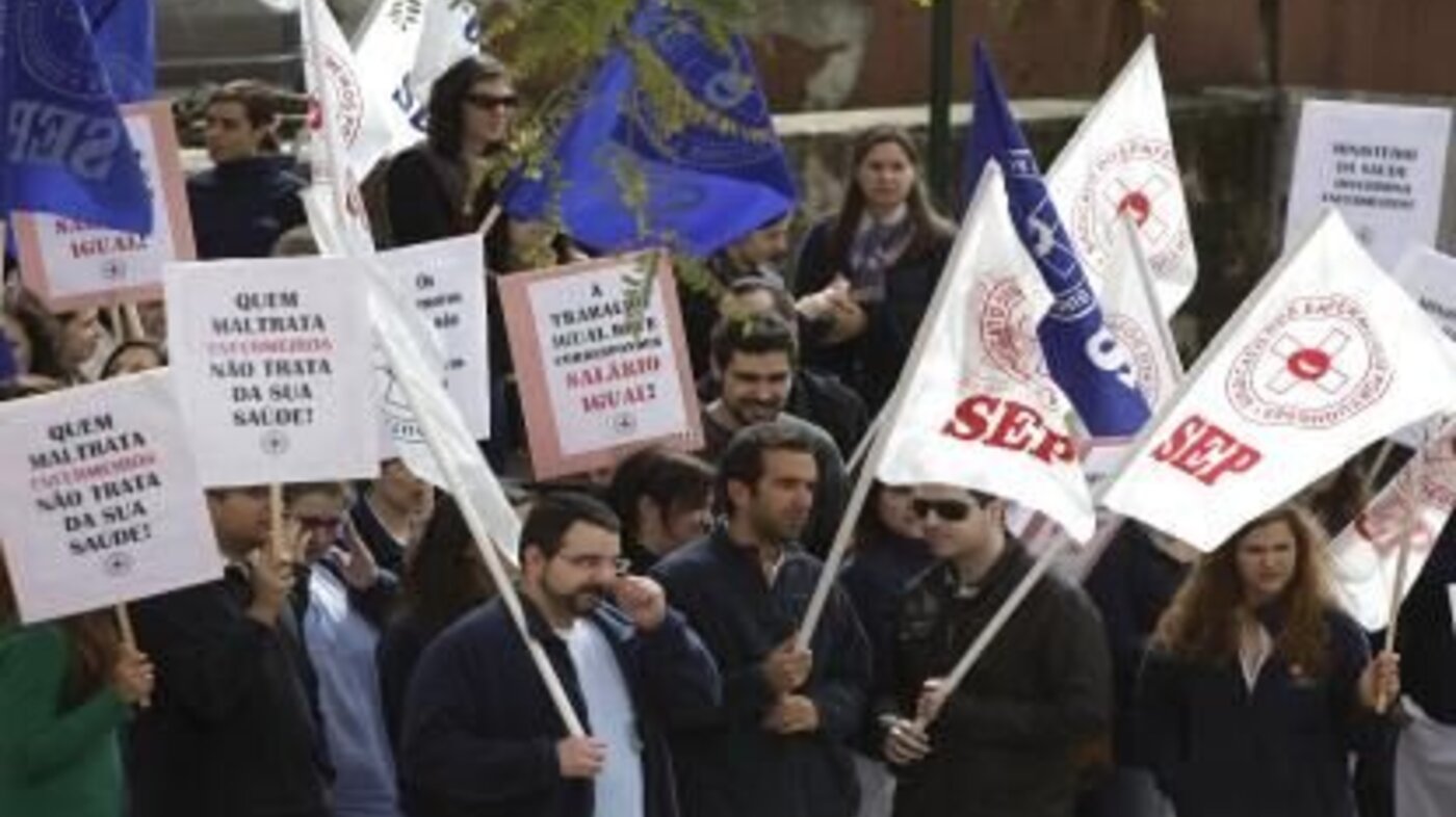 Bildet viser streikende med plakater.