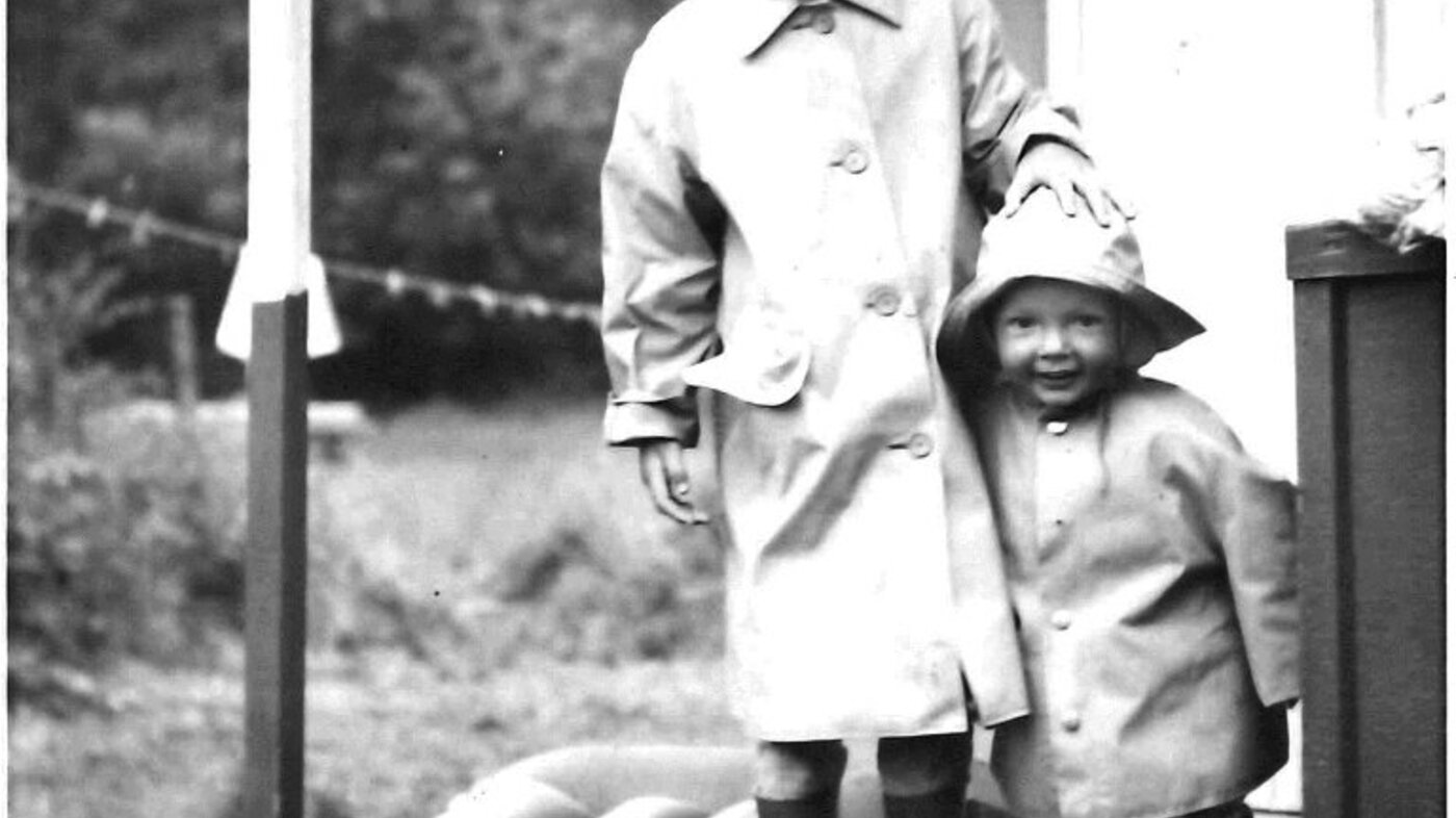 Bildet viser Preben Aavitsland som barn med sin søster Marianne