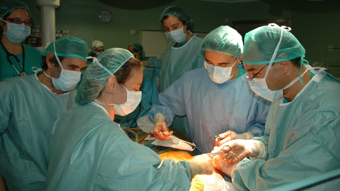 Lungetransplantasjon, Spania Bildet viser et kirurgisk team som utfører lungetransplantasjon.