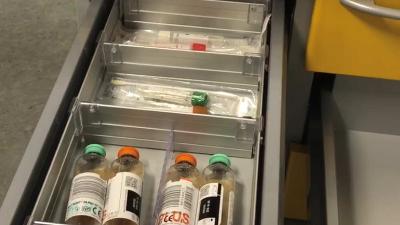 sepsis, sepsistralle, UNN Bildet viser sepsistrallen med en skuff trukket ut for å vise innholdet.