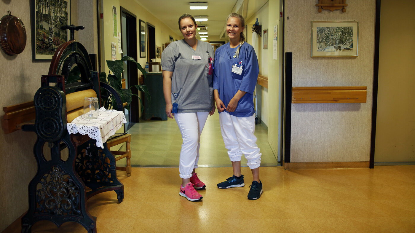 Nyutdannede sykepleiere: Guro Gjersdal og Kristina Roscei Bjerke