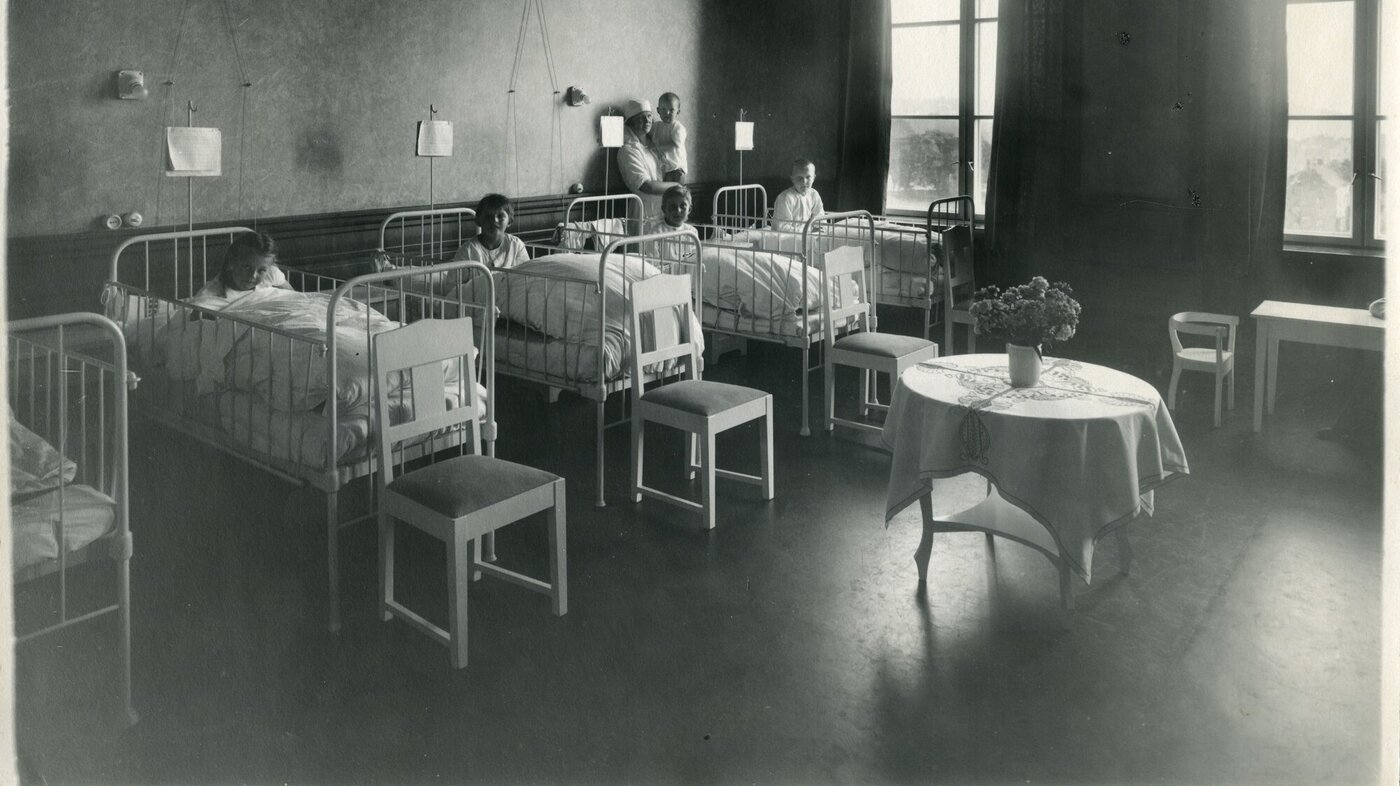 Bildet viser barn i en sykehussal.