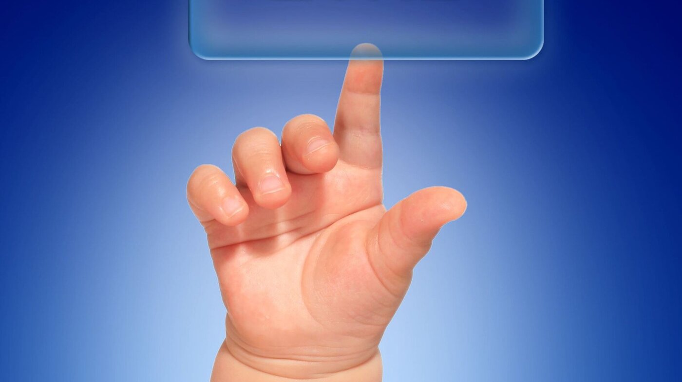 Illustrasjonsbilde av en babyhånd som trykker på likes-knapp