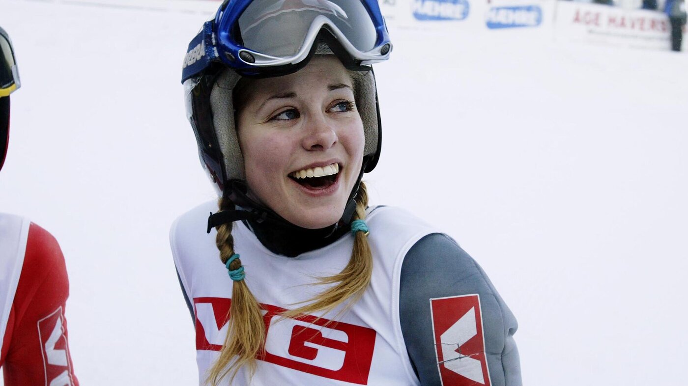 Bildet viser Anette Sagen i hoppdrakt etter å ha hoppet i skiflygningsbakken i Vikersund.