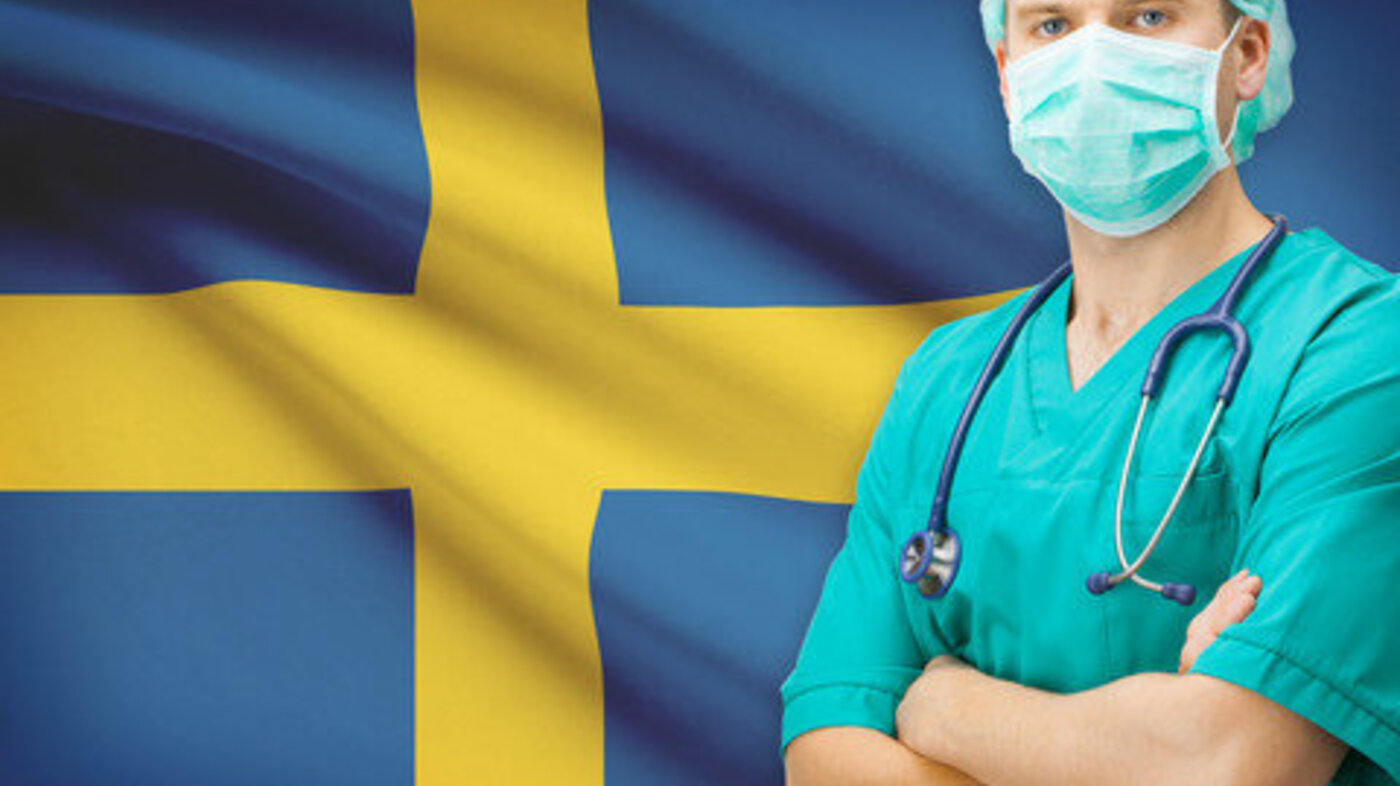 svensk sykepleier med flagg i bakrunnen