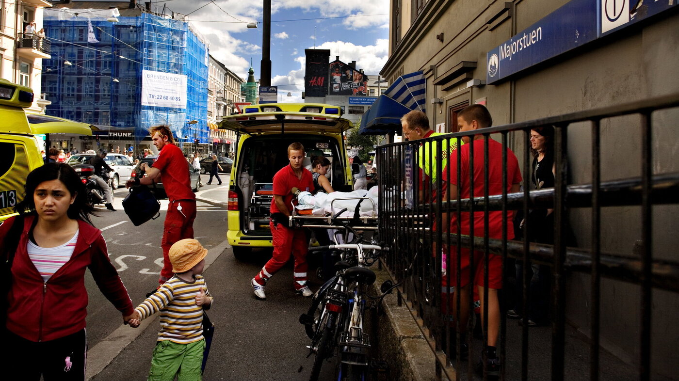 Bildet viser en ambulanse som kjører bort en gutt som har fått sjokk etter å ha bevitnet en t-baneulykke på Majorstuen stasjon i Oslo.
