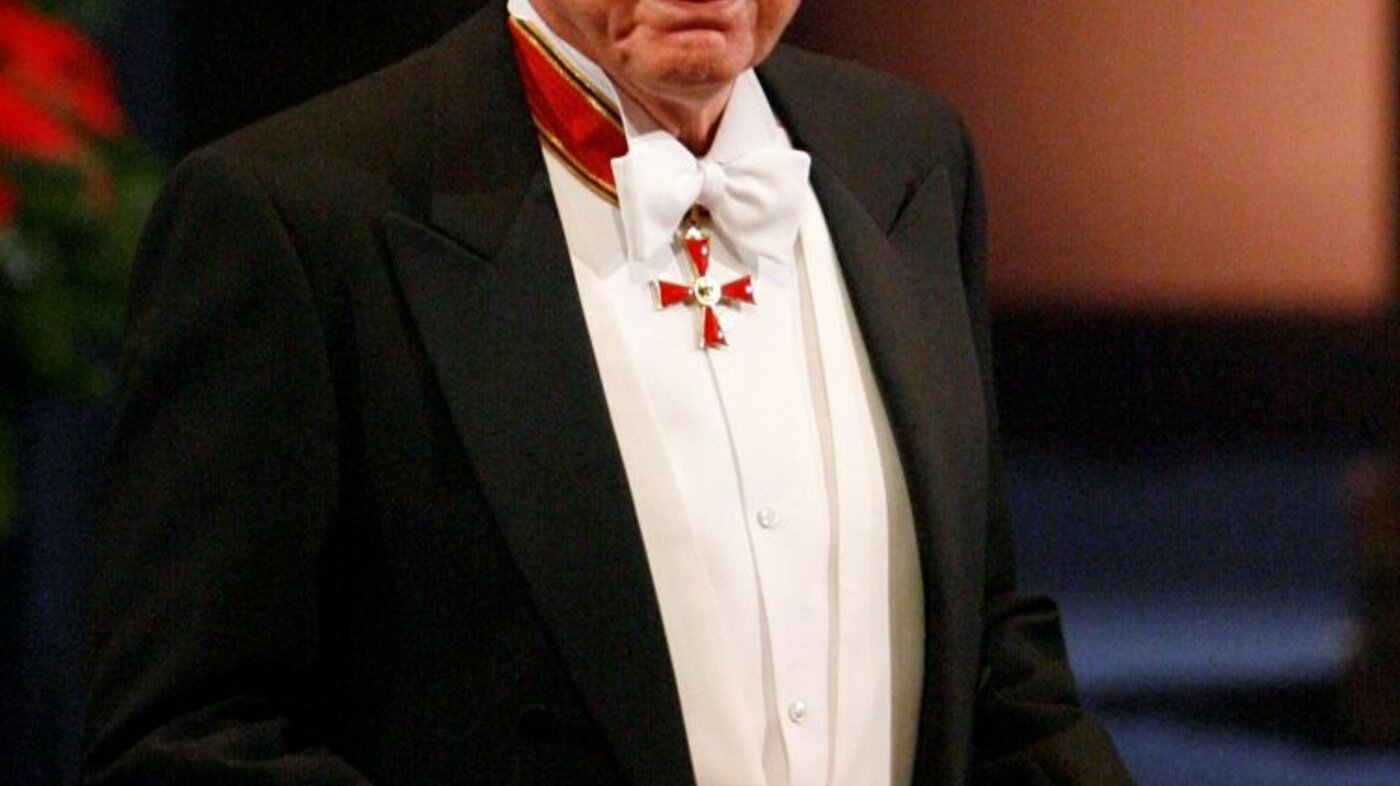 Bildet viser Harald zur Hausen som nettopp er tildelt Nobel-prisen i medisin for 2008.