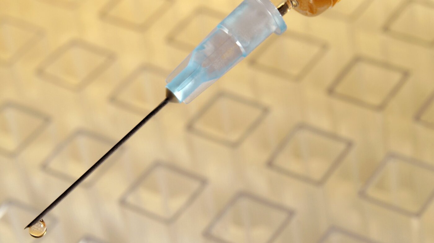 Bildet viser en vaksine mot hepatitt B.