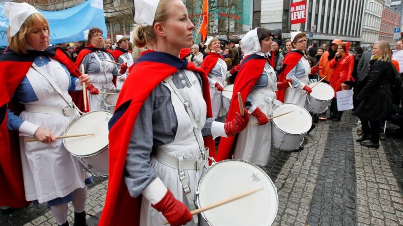 Bildet viser Norsk sykepleierforbunds trommekorps under 1. mai-toget i Oslo, 2010.