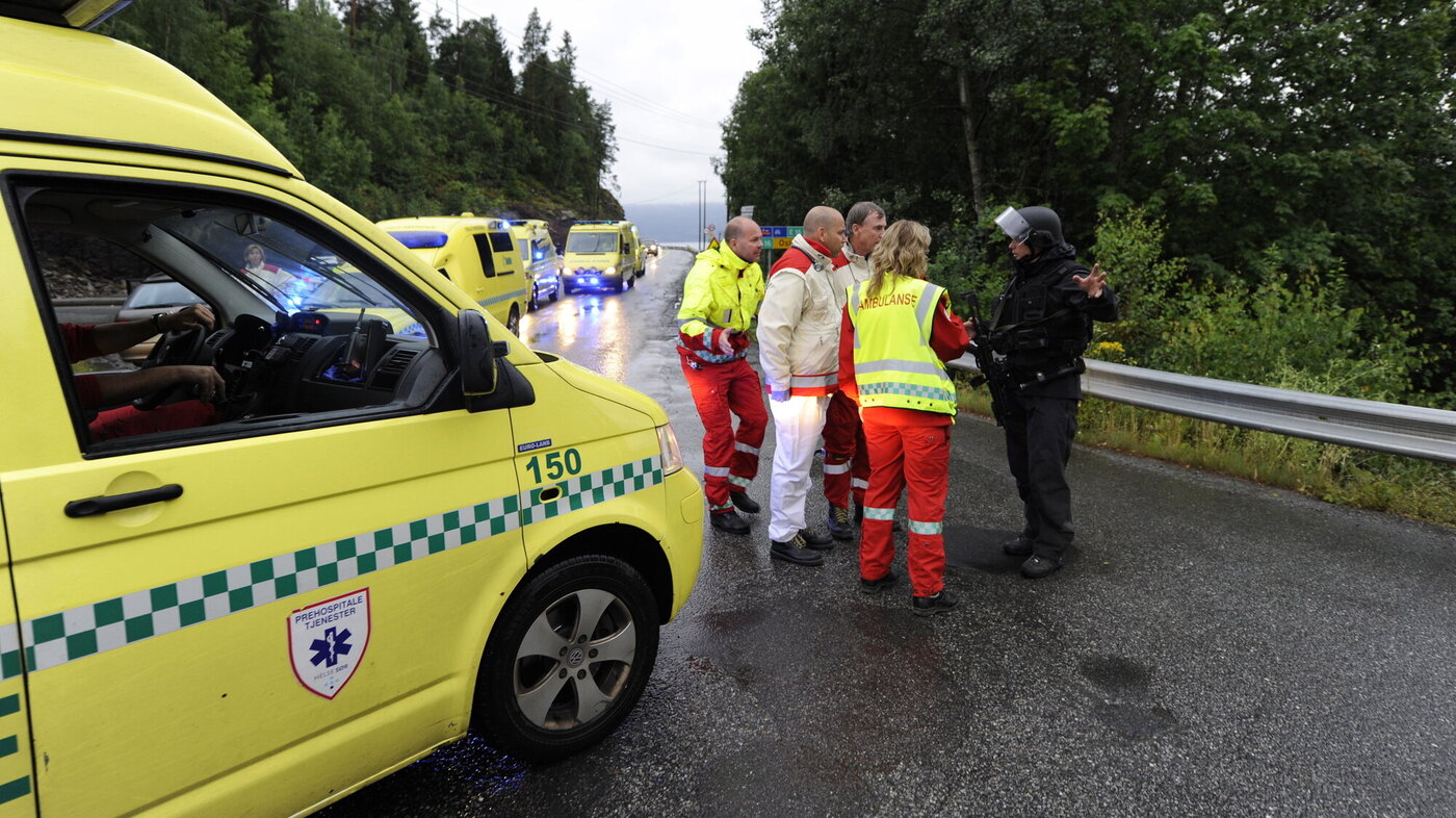 Bildet viser innsatspersonell som koordinerer redningsarbeidet på Utøya.