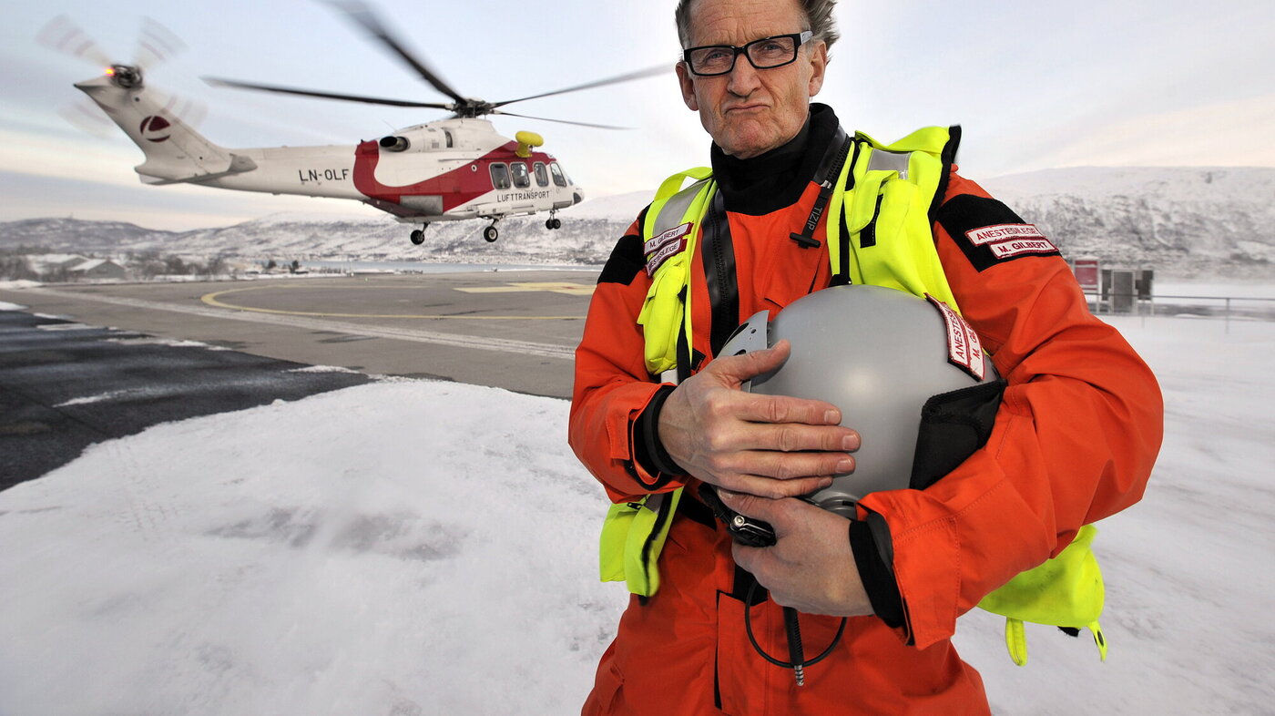 Bildet viser Mads Gilbert utstyrt for å fly i luftambulanse