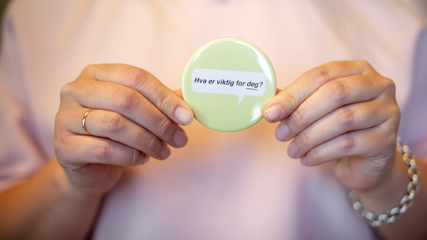 Bildet viser Bodil Bakken Domingos med button med teksten "Hva er viktig for deg?"