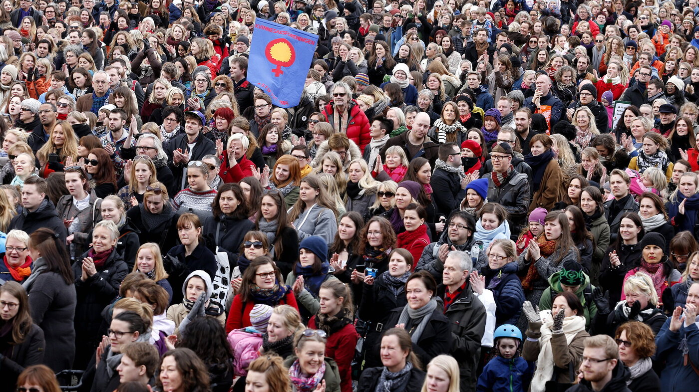 Bildet viser demonstranter 8. mars 2014