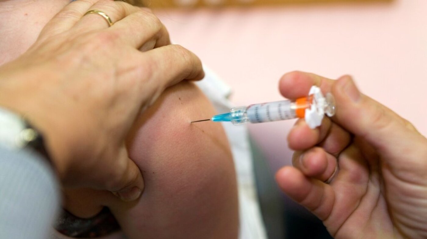 Bildet viser at hpv-vaksine gis.