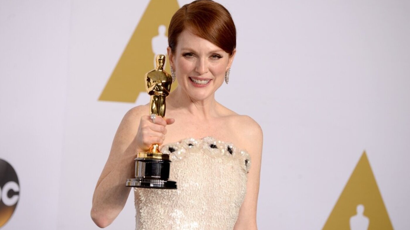 Bildet viser Julianne Moore med Oscar