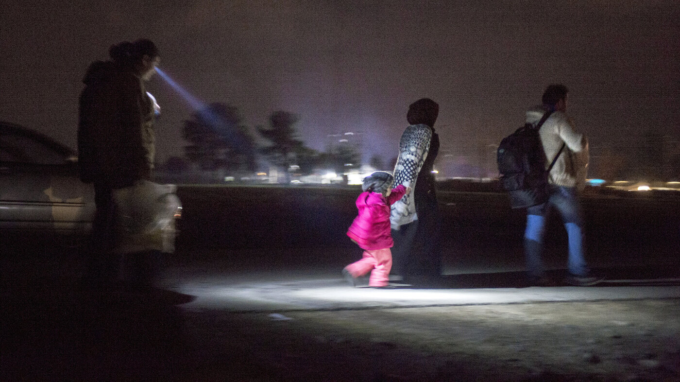 Flyktninger kommer til flyktningeleiren i Idomeni på grensen til Makedonia