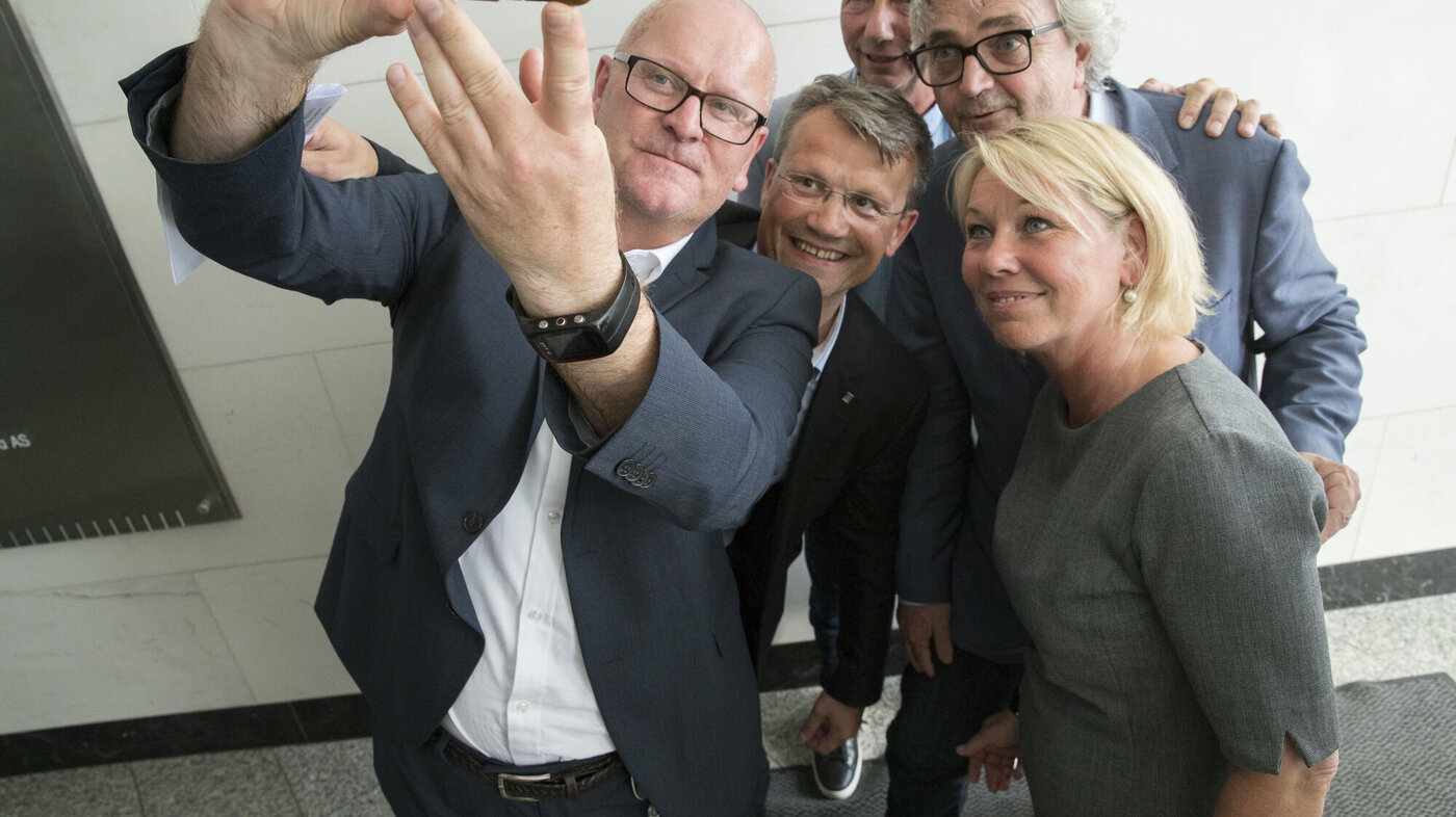 Bildet viser statens personaldirektør Gisle Norheim, Egil Andre Aas i LO Stat, Pål Arnesen i YS Stat, Petter Aaslestad i Unio stat og kommunal- og moderniseringsminister Monica Mæland.