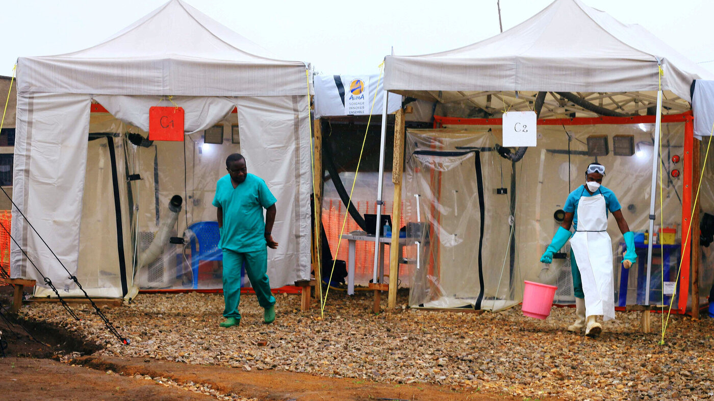 Bildet viser helsearbeidere som gjør klart et behandlingssenter for ebola.