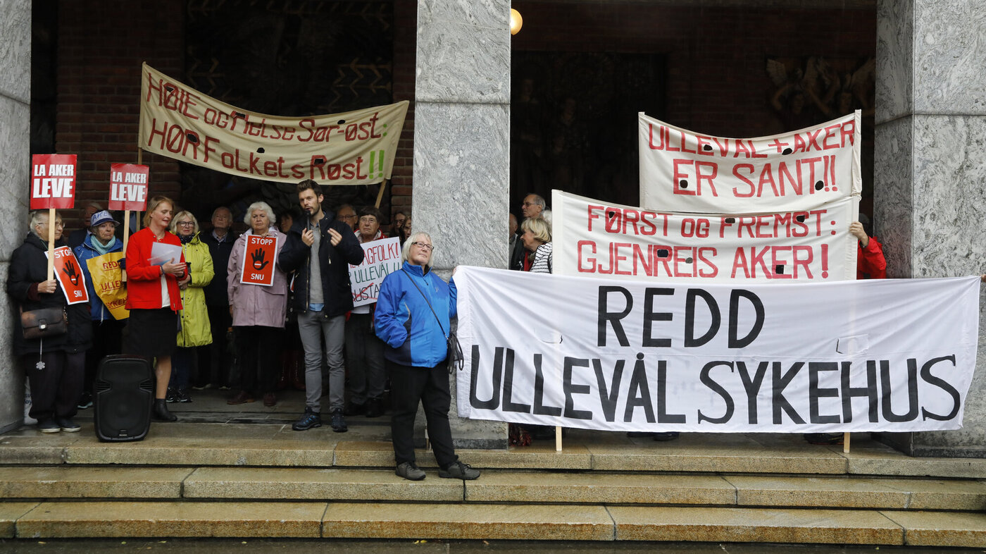 Bildet viser en protestmarkering mot nedleggelse av Ullevål sykehus i borggården utenfor Oslo rådhus