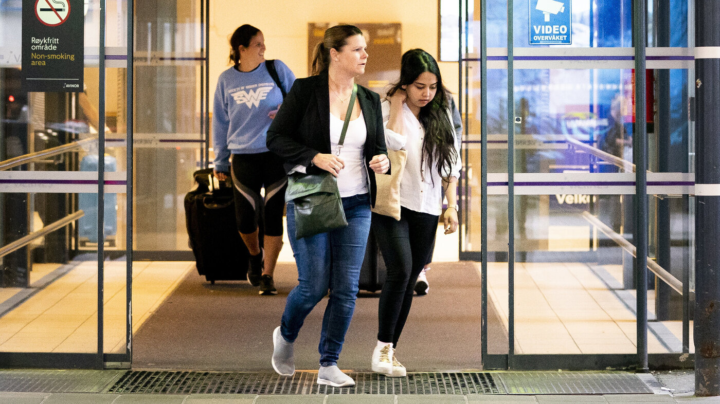 Bildet viser søsknene Yasin, Taibeh og Ehsan og deres mor Atefa Rezaie Abbasi på Værnes lufthavn