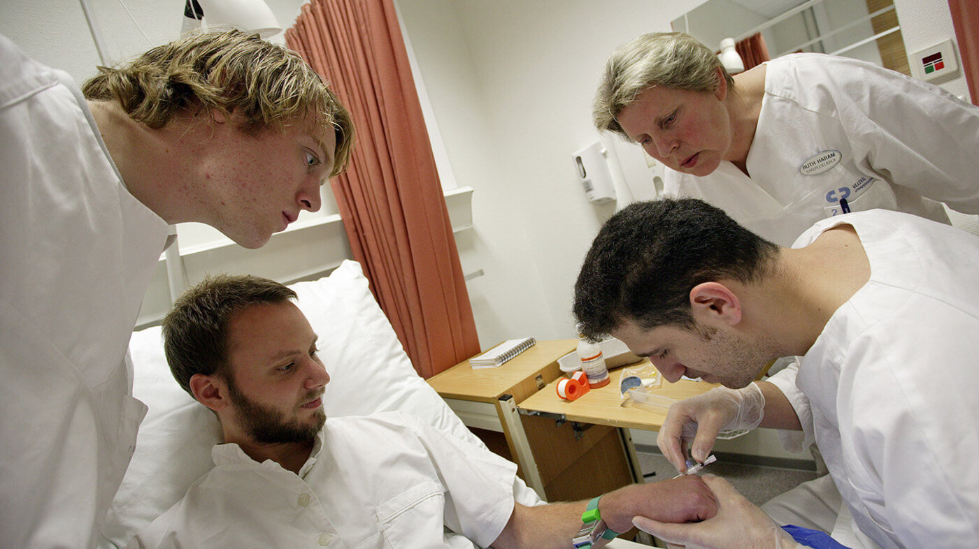 Bildet viser sykepleiere i undervisning
