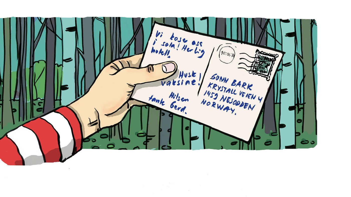 Illustrasjonen viser en hånd som holder et postkort med påskriften &quot;Vi koser oss i sola. Herlig hotell. Husk vaksine!&quot;.