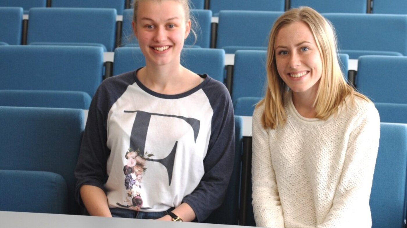Bildet viser sykepleiestudentene Ida Walsøe og Sandra Gulbrandsen ved Lovisenberg Diakonale Høgskole.
