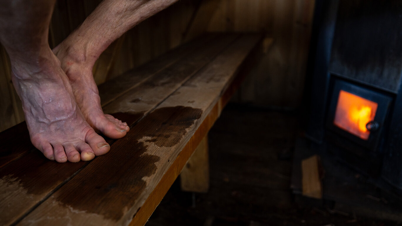 Bilde viser f&oslash;tter inne i badstue