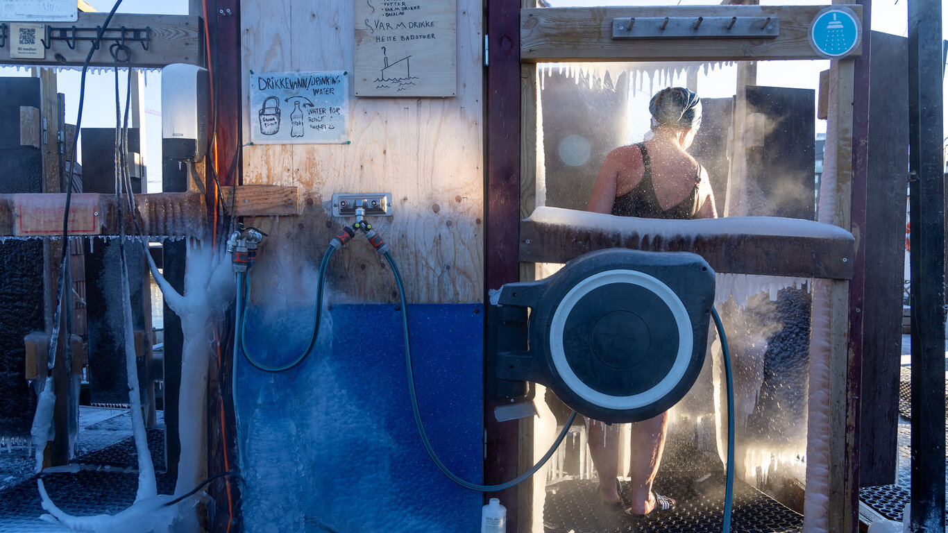 Bilde viser en dame som dusjer.