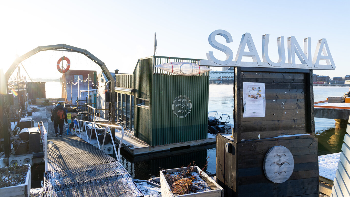 Bilde viser inngang til badstue-landsbyen p&aring; Sukkerbiten.
