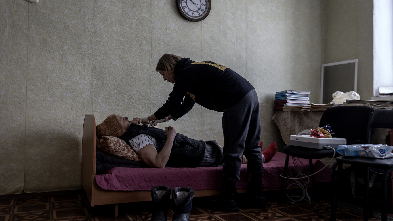 Sykepleier og pasient i Nyzhnii Burluk