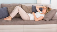 bildet viser kvinne som ligger på sofa