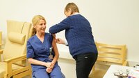Bildet viser Aud Marit Klepstad som får vaksine av Kristina Aker.