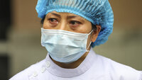 Kinesisk helsearbeider med maske