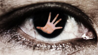bildet viser et øye med en hånd i pupillen