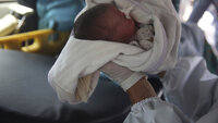 Baby i anbulanse i Kabul.