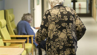 Eldre mennesker i sykehjemskorridor