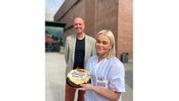 Student Lene Utzig og dekan Anders Johan W. Andersen deler ut kake til praksisplasser