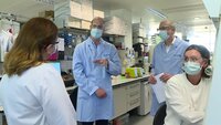 Bildet viser prins William som møter frivillige til covid-19-vaksineforsøk på universitetet i Oxford