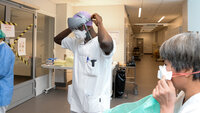 Bildet er fra Universitetssykehuset Nord-Norge og viser påkledning av smittevernutstyr på vei inn til covid-19-intensiven