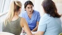 Sykepleier i samtale med mor og tenåringsdatter