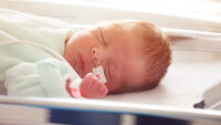 Bildet viser en baby på intensivavdelingen