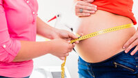 Jordmorstudent tar mål av mage til gravidkvinne
