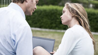 Bildet viser en mann og en ung jente som snakker sammen