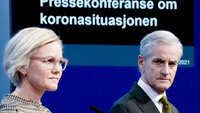 Helse- og omsorgsminister Ingvild Kjerkol og statsminister Jonas Gahr Støre under pressekonferanse om koronasituasjonen