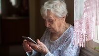 Illustasjonsbilde av gammel dame med smarttelefon