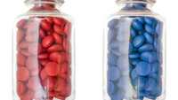 bildet viser et pilleglass med røde og et med blå piller